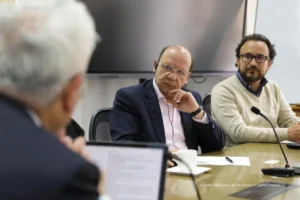 precio del dólar en Colombia. Funcionarios del Ministerio de Hacienda participan en una reunión técnica sobre medidas económicas.