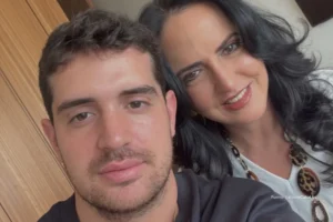 Finagro, María Fernanda Cabal. Primer plano de un hombre y una mujer sonriendo para una foto tipo selfi en un espacio interior.