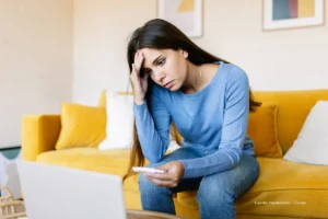 Mujer preocupada tarjeta de crédito