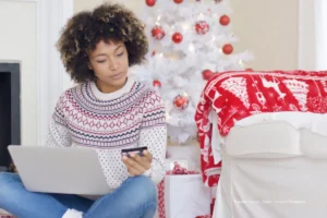 Mujer con la prima navideña