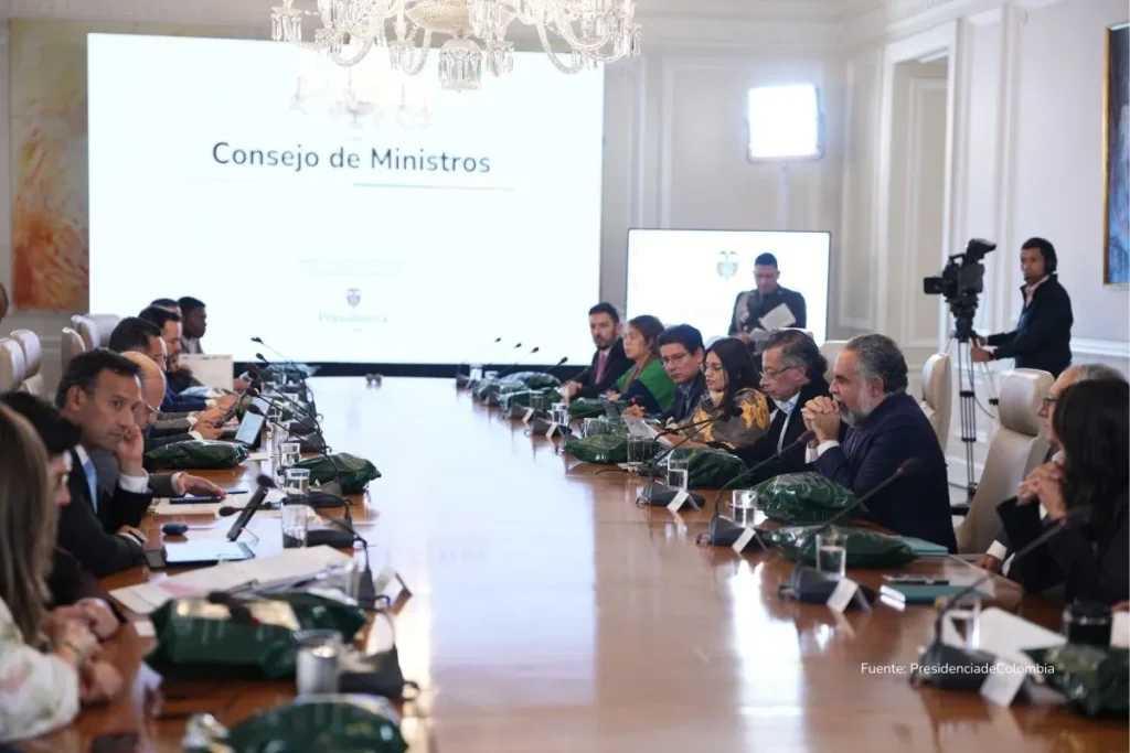 Balance del gobierno Petro: peleas, corrupción y funcionarios prófugos a seis meses del final 2 Balance de gobierno Petro. Reunión de funcionarios y representantes institucionales alrededor de una mesa de juntas durante un encuentro de trabajo.