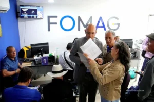 Crisis del FOMAG. Funcionarios y ciudadanos revisan documentos y reciben atención en una oficina de la entidad FOMAG, durante una jornada de trámites presenciales.
