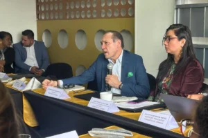 Intereses de cesantías. Ministro de Trabajo Antonio Sanguino presidiendo una reunión oficial con funcionarios del Ministerio del Trabajo.