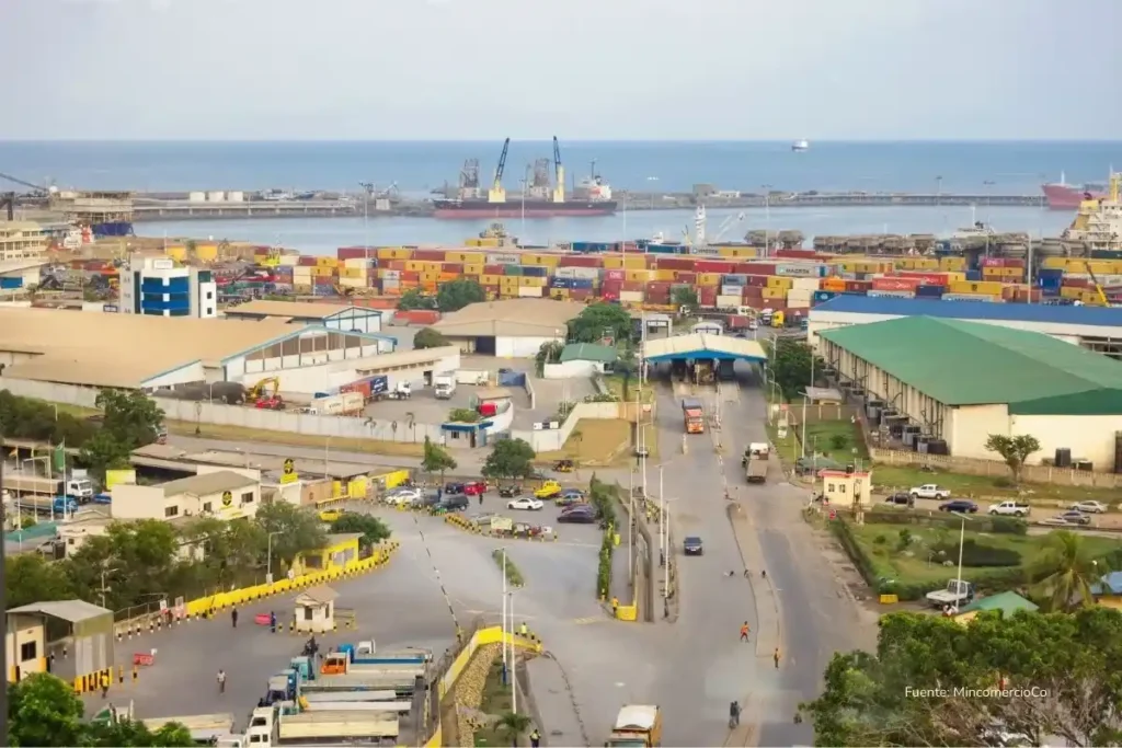 El puerto más eficiente del mundo tarda 8 horas menos que Colombia despachando buques 2 Vista aérea de una zona portuaria con contenedores, bodegas y vías de acceso, clave para el comercio exterior y la logística marítima.