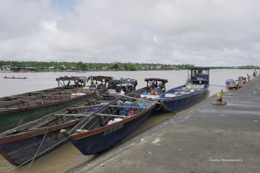 El puerto más eficiente del mundo tarda 8 horas menos que Colombia despachando buques 4 Embarcaciones fluviales cargadas con mercancía permanecen atracadas en un muelle, reflejando la importancia del transporte por río para comunidades ribereñas.