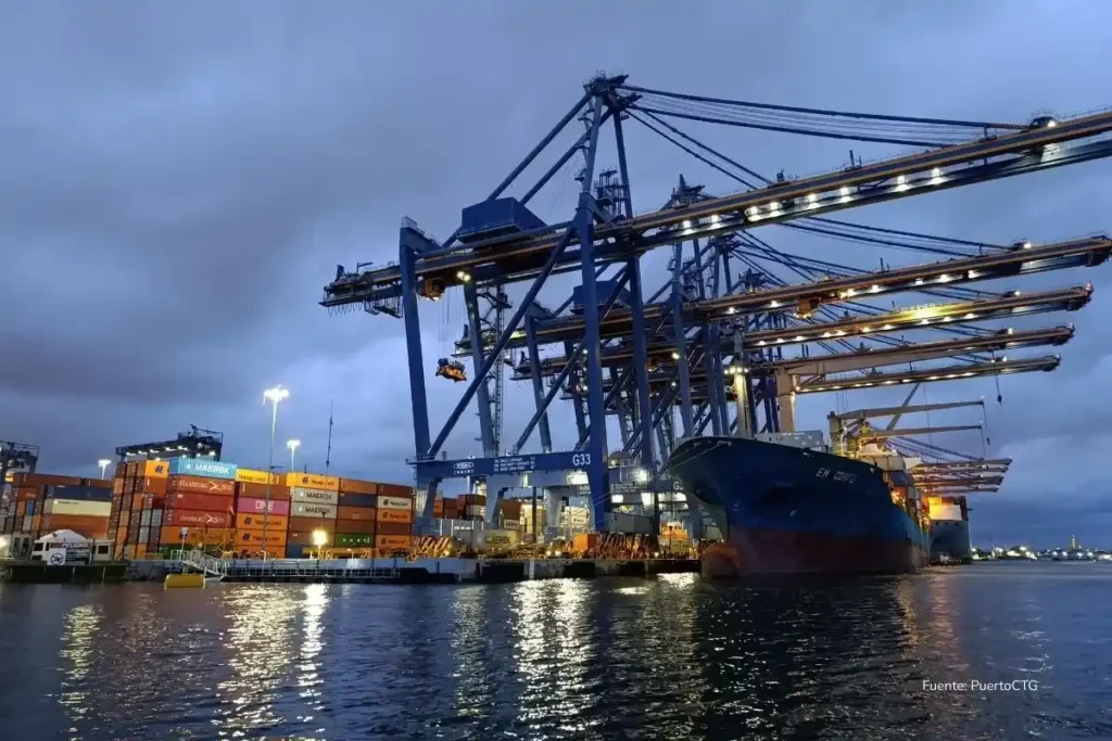 Lo que casi nadie cuenta del Puerto de Cartagena, el segundo puerto más eficiente del planeta 3 Buque portacontenedores atracado en una terminal marítima mientras grúas de gran tamaño realizan labores de carga y descarga durante la noche.