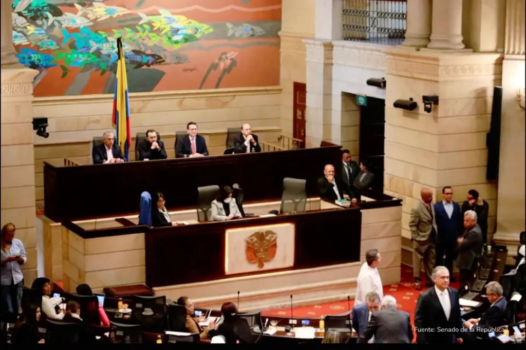 Mesada 14 docentes: el Senado dio un paso histórico y esto cambia para los maestros desde hoy 2 Vista de la mesa directiva del Senado de la República de Colombia durante una sesión plenaria, con senadores ubicados en el estrado y un mural colorido en el fondo.