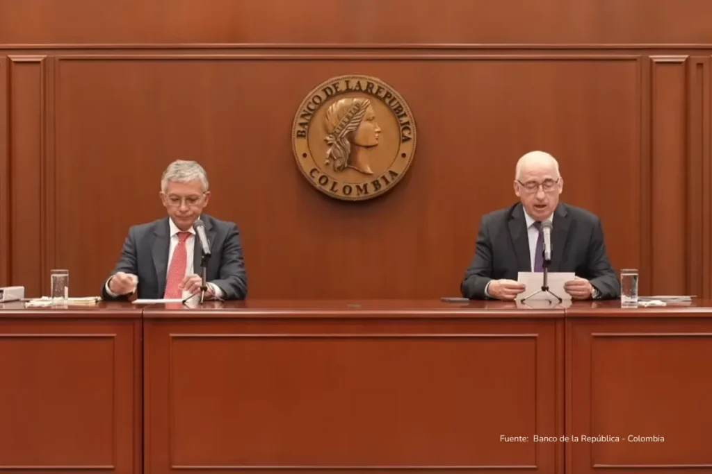 ¿Sube o baja el precio del dólar en Colombia? los tres escenarios que marcarán su rumbo en los próximos meses 2 Directivos del Banco de la República de Colombia durante una rueda de prensa sobre política monetaria.