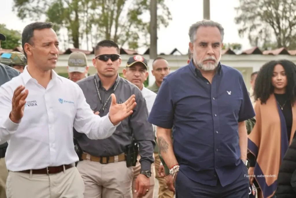 Armando Benedetti y la confrontación interna que expone las grietas del Gobierno Petro 2 Funcionarios y miembros de la fuerza pública caminan juntos durante un recorrido institucional en una zona rural.