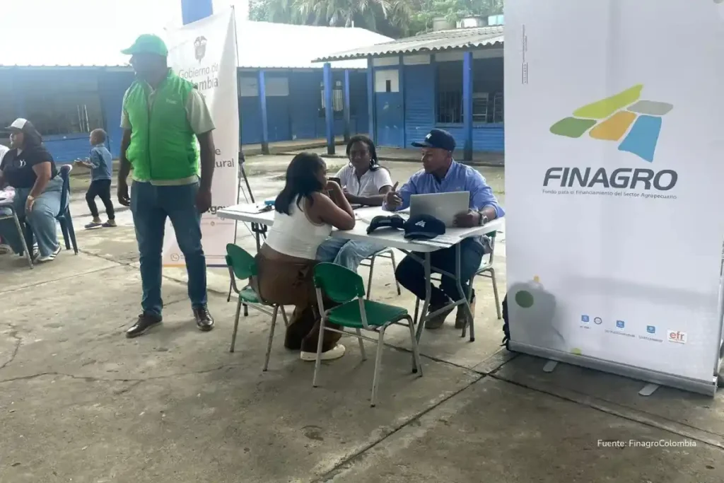 El hijo de José Félix Lafaurie y María Fernanda Cabal habría recibido subsidio de Finagro como “pequeño productor” 2 Personas reciben asesoría en una mesa de atención de Finagro durante una jornada de servicios en una zona rural.