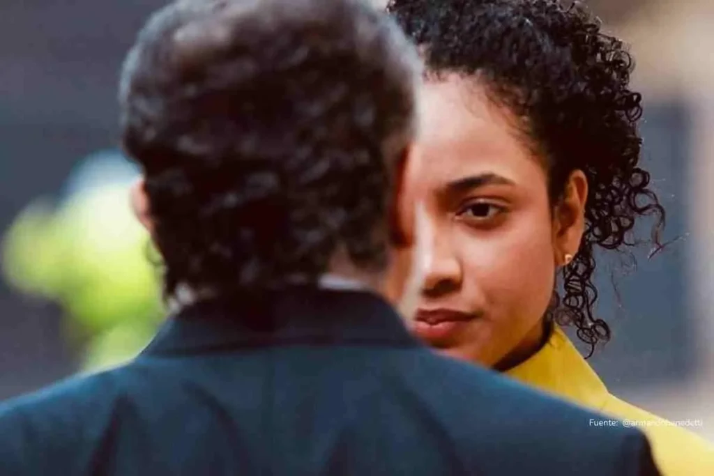 ¿Quién firmó el falso título Juliana Guerrero? La pregunta que destapa un escándalo más grande de lo que parece 2 Dos personas mirándose fijamente uno de frente y otro de espaldas