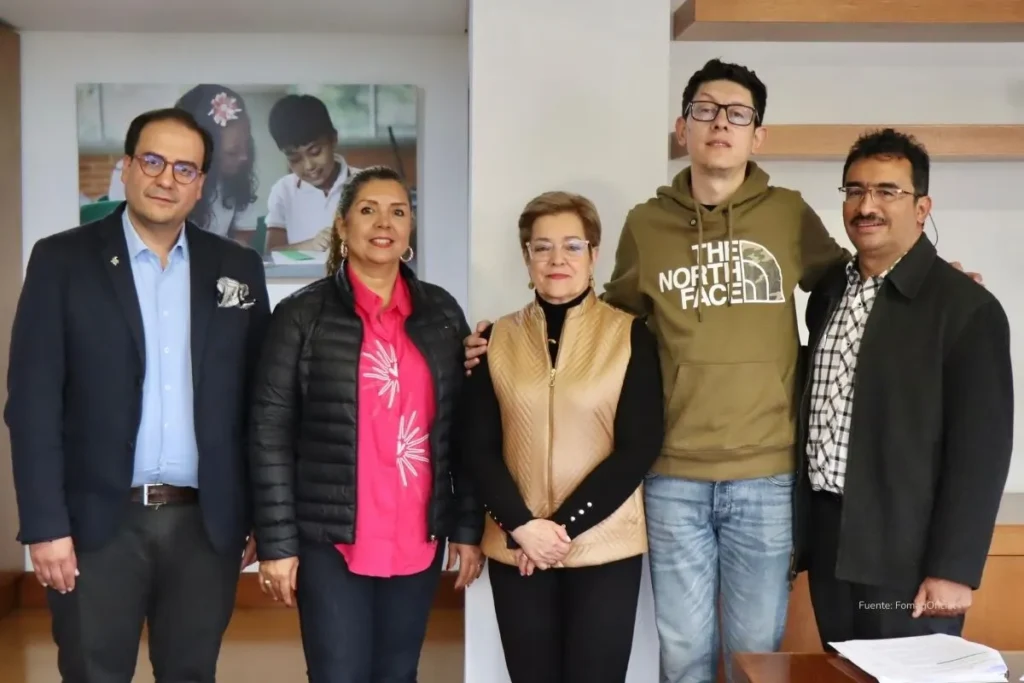 Crisis del Fomag: el sistema improvisado que hoy tiene a ministros en juicio y a miles de maestros sin atención 2 Grupo de personas posa para una fotografía institucional en un espacio cerrado, en el marco de una reunión o actividad administrativa.