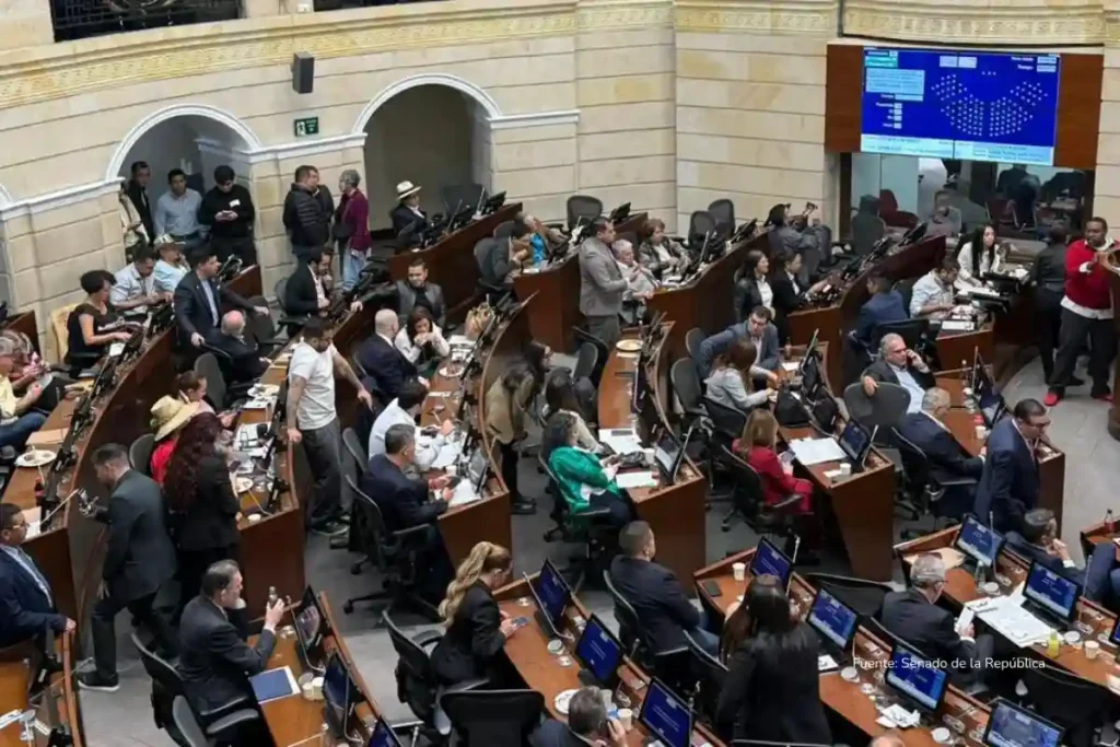 Mesada 14 docentes: el Senado dio un paso histórico y esto cambia para los maestros desde hoy 3 Panorámica del recinto del Senado de Colombia con senadores y asesores ocupando sus curules, dialogando y trabajando durante una sesión plenaria.