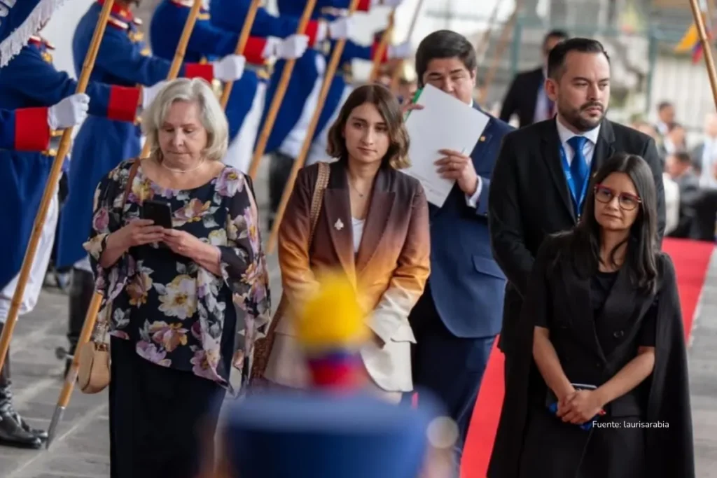 Balance del gobierno Petro: peleas, corrupción y funcionarios prófugos a seis meses del final 3 Delegación oficial avanza por alfombra roja durante un acto protocolario con guardia de honor.