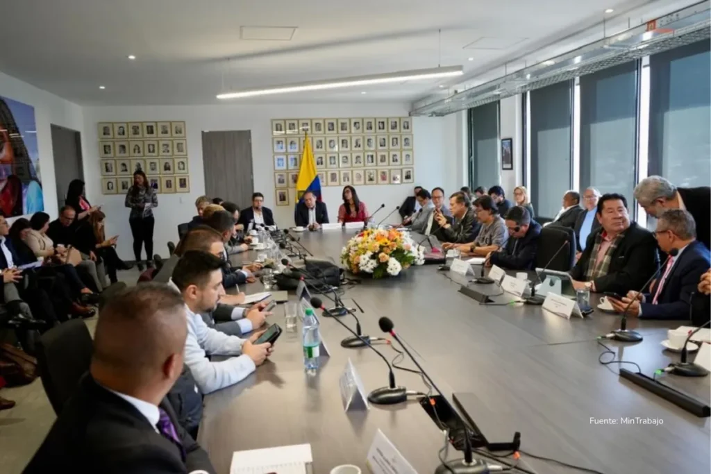 Intereses de cesantías: lo que debe hacer antes del 31 de diciembre para no perder dinero en 2026 3 Reunión de concertación laboral en el Ministerio de Trabajo con representantes del Gobierno, empresarios y sindicatos alrededor de una mesa de negociación.