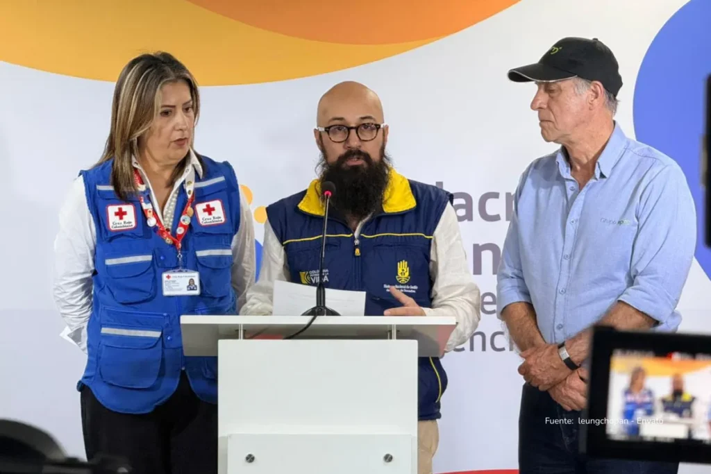 Armando Benedetti y la confrontación interna que expone las grietas del Gobierno Petro 4 Tres funcionarios de distintas entidades hablan ante la prensa desde un atril durante una rueda de prensa institucional.