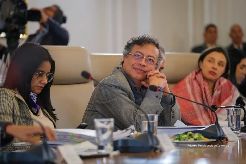 Balance del gobierno Petro: peleas, corrupción y funcionarios prófugos a seis meses del final 4 Funcionarios del Ejecutivo escuchan una intervención durante una mesa de trabajo oficial. Balance del gobierno Petro