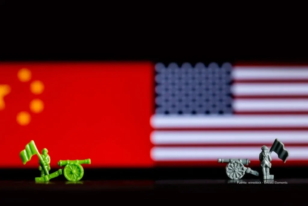 La inteligencia artificial china avanza más rápido de lo que Occidente quiere admitir 4 Figuras en miniatura que representan armamento se enfrentan simbólicamente frente a las banderas de China y Estados Unidos.