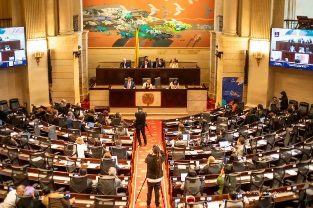 Caso UNGRD: por qué Ricardo Bonilla y Luis Fernando Velasco terminaron tras las rejas 3 Vista general de una sesión plenaria con congresistas en el recinto legislativo, durante un debate político con transmisión audiovisual.