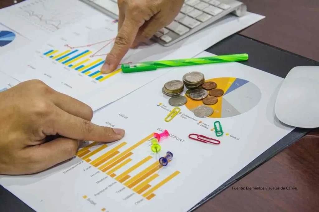La Inversión educativa en América Latina es apenas del 3,8% del PIB que explica la baja movilidad social 3 Hojas con indicadores y monedas encimas, manos en primer plano señalando los gráficos