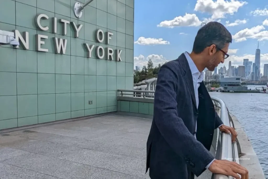 Usar la inteligencia artificial así es un error: lo que casi nadie entiende sobre ChatGPT, Claude y Gemini 4 Ejecutivo observa el horizonte urbano desde una terraza con vista a la ciudad de Nueva York, junto a un edificio institucional.