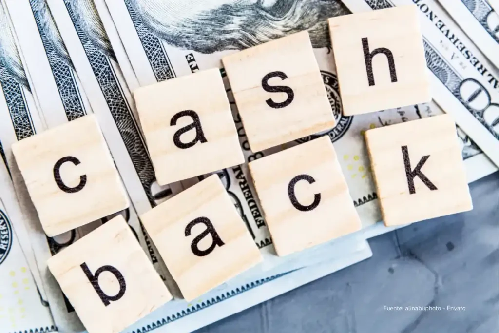 Tarjetas de crédito con cashback en Colombia: cuáles valen la pena y cómo usarlas sin pagar intereses 4 Fichas de madera forman la palabra “cashback” sobre billetes de dólar estadounidense.