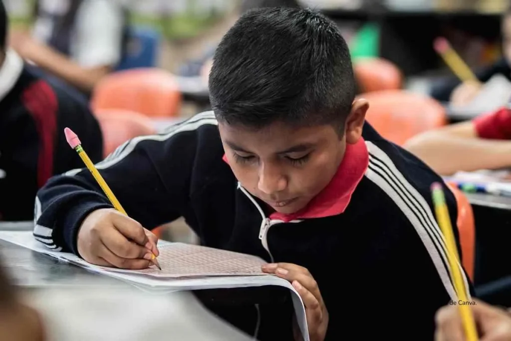 La Inversión educativa en América Latina es apenas del 3,8% del PIB que explica la baja movilidad social 4 Niño en un aula escribiendo