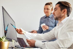 cultura de adaptabilidad, nuevas normativas, Equipos de trabajo revisando documentos, Más Colombia