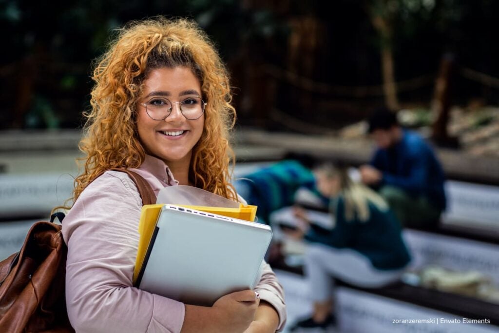 Convocatoria de Atenea abre 2.600 apoyos para jóvenes en universidades públicas de Bogotá: inscripciones hasta el 26 de diciembre 3 convocatoria de Atenea, becas educación superior pública, Estudiante becada en Atenea, Más Colombia