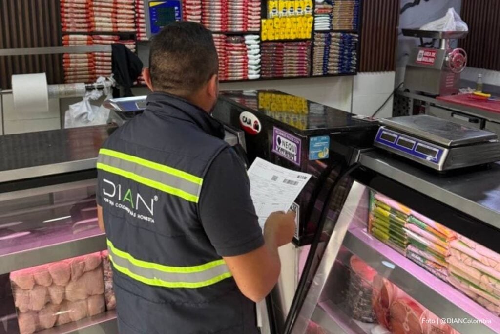 DIAN 2676, Hombre que trabaja como analista, Más Colombia