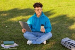 Jóvenes a la E, becas para jóvenes en Bogotá, Joven con beca de estudio, Más Colombia