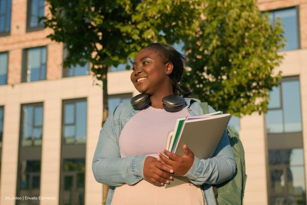 Hasta hoy, 15 de diciembre, puede inscribirse a Jóvenes a la E – Formación para el Trabajo 3: paso a paso para aplicar 2 Jóvenes a la E, becas para jóvenes en Bogotá, Mujer inscrita a programa Jóvenes a la E, Más Colombia