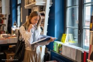 libros más vendidos en 2025, Mujer leyendo uno de los libros más vendidos en 2025, Más Colombia