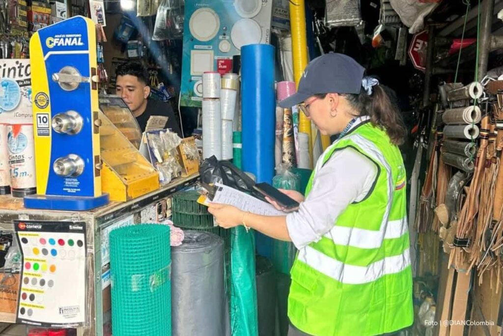 DIAN 2676, Mujer trabajando como inspectora de la DIAN, Más Colombia