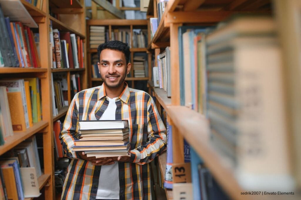 Libros más vendidos en 2025: qué leyeron los colombianos, cómo cambiaron sus gustos y dónde se concentró la lectura 3 libros más vendidos en 2025, Persona consultando libro en biblioteca, Más Colombia