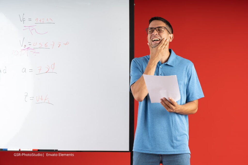 Así queda la tabla de la prima de Navidad 2025 de los docentes por estatuto, grado y nivel: recibirán más que un salario 4 Profesor dando clase