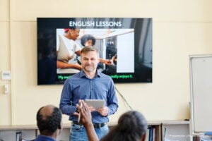 becas de inglés, Profesor enseñando inglés, Más Colombia