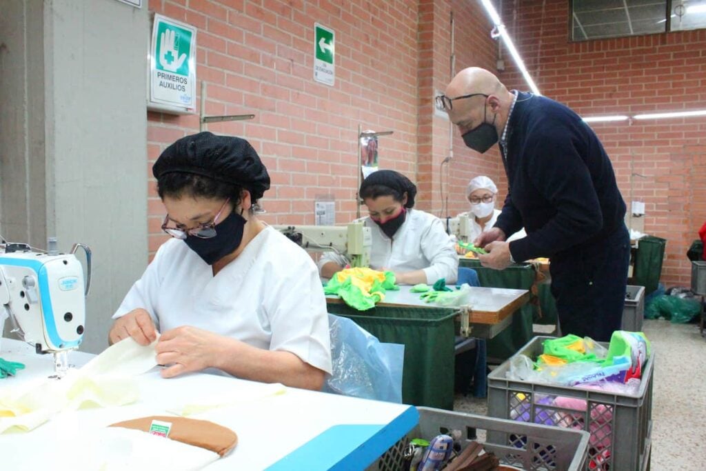 Sube el salario mínimo 2026, bajan las empresas locales: el consumo que termina financiando importaciones 2 Trabajadora de las confecciones