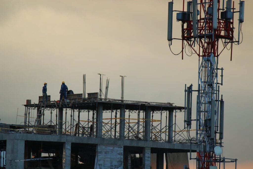 Sube el salario mínimo 2026, bajan las empresas locales: el consumo que termina financiando importaciones 4 Trabajadores de la construcción