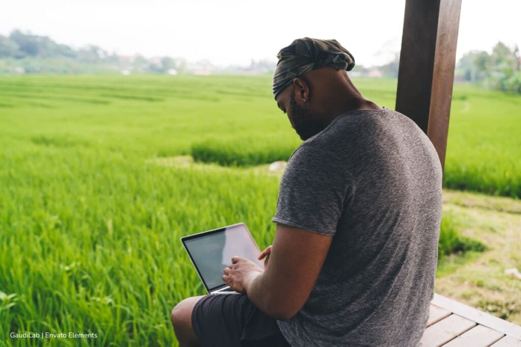 Ya está listo el acuerdo y anexo del concurso Territorial 12 de la CNSC: ¿qué necesita saber para participar? 2 Territorial 12, concurso de la CNSC, persona inscribiéndose a concurso Territorial 12, Más Colombia