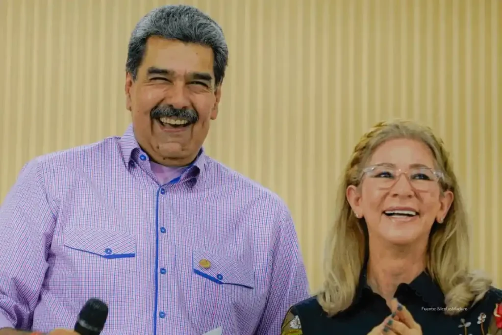 Captura de Nicolás Maduro: lo que significa el ataque de EE. UU. que sacude a Colombia 2 captura de Nicolás Maduro. Nicolás Maduro aparece sonriente junto a Cilia Flores durante un acto público, frente a un fondo institucional.