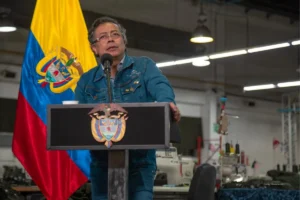 importaciones Colombia 2025. El presidente de Colombia interviene desde una fábrica durante un evento oficial sobre política económica