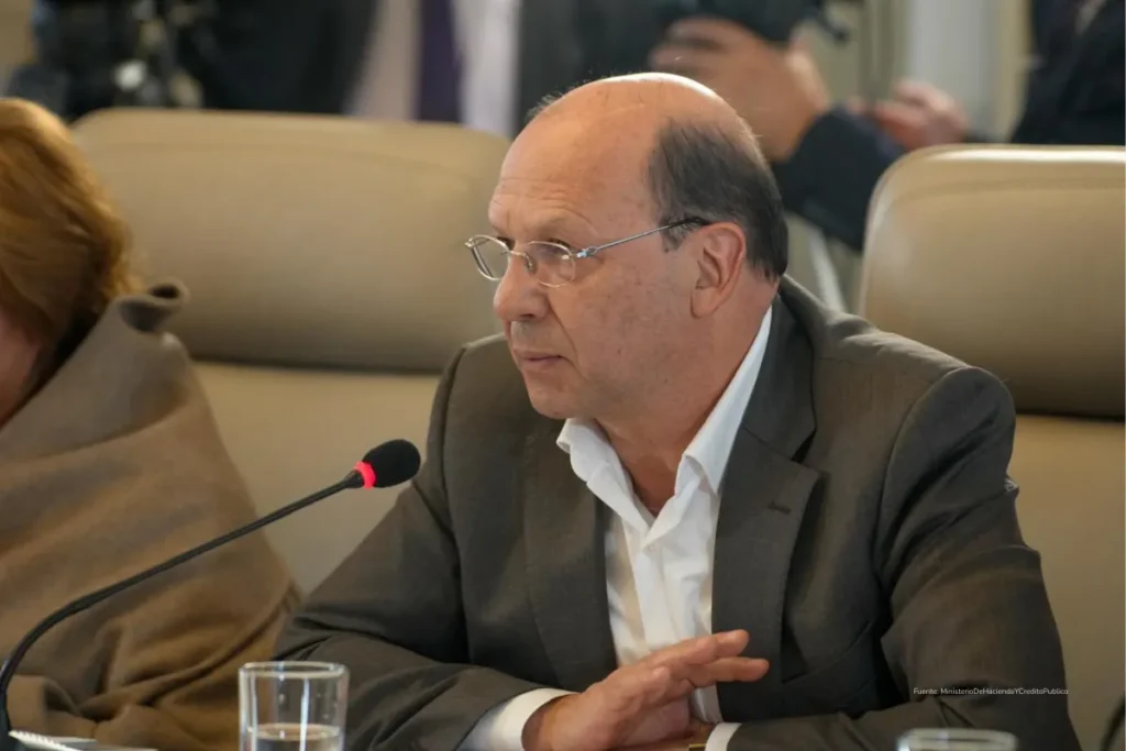 Deuda pública Colombia 2026: el próximo gobierno recibirá un Estado sin margen de maniobra 3 deuda pública Colombia 2026. Funcionario del Ministerio de Hacienda interviene durante una sesión sobre política económica y fiscal