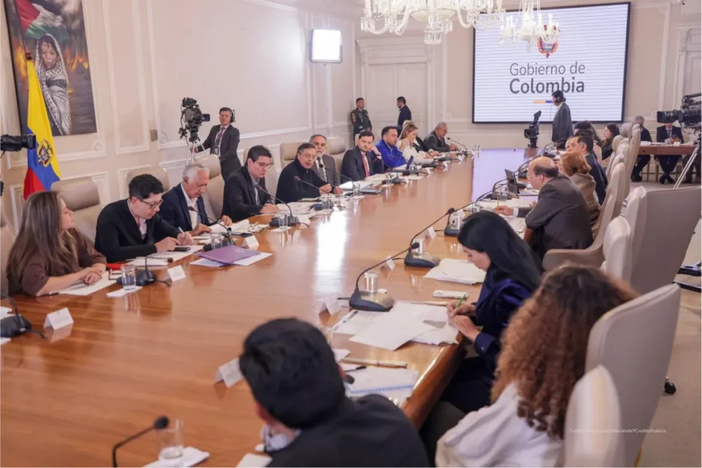 Deuda pública Colombia 2026: el próximo gobierno recibirá un Estado sin margen de maniobra 2 Consejo de ministros del Gobierno de Colombia reunido en una mesa para discutir temas económicos y sectoriales