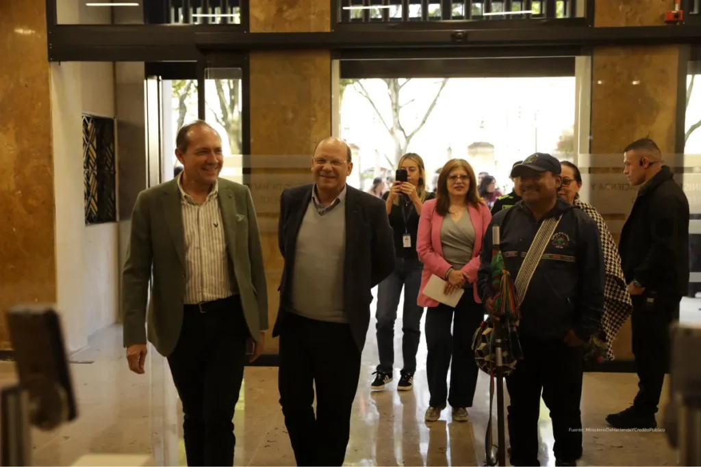 Deuda pública Colombia 2026: el próximo gobierno recibirá un Estado sin margen de maniobra 4 Funcionarios del Gobierno y representantes rurales ingresan a una reunión para discutir políticas agropecuarias