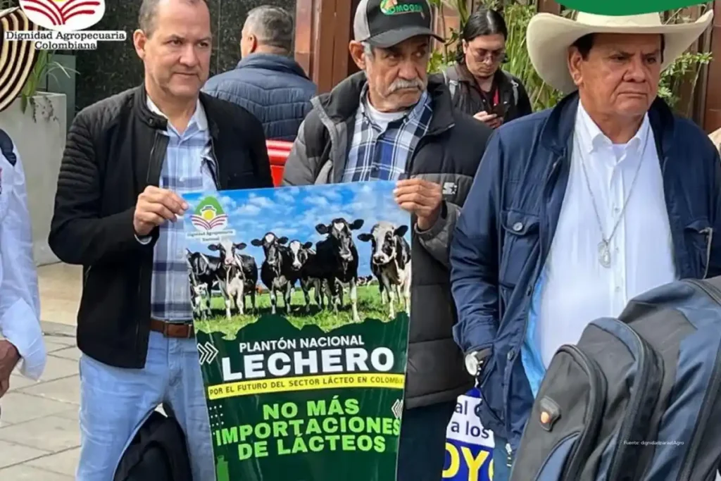 Importaciones de leche 2026: el golpe que pone en riesgo miles de fincas en Colombia 2 importaciones de leche 2026. Productores del sector lechero participan en un plantón nacional con pancartas contra las importaciones de lácteos en Colombia