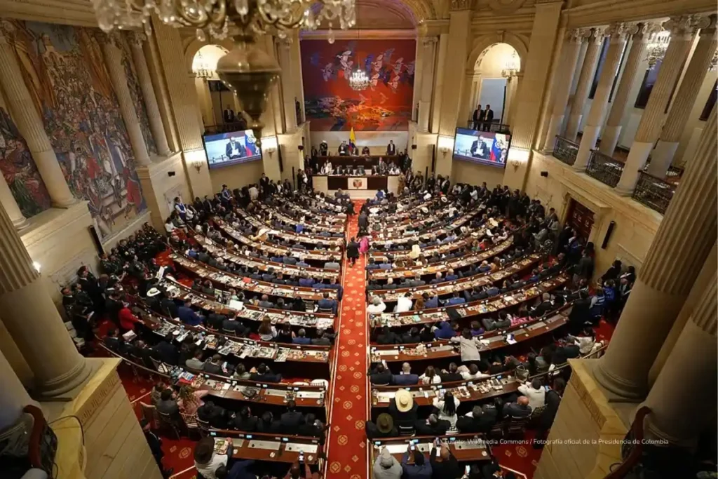 Reforma pensional en Colombia: la Corte define si se cae o sigue 4 Sesión plenaria del Congreso de la República de Colombia con congresistas reunidos en el recinto legislativo.