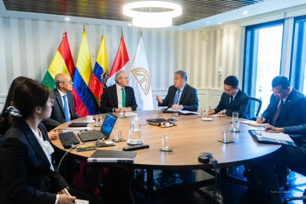 Comunidad Andina en crisis: el conflicto Colombia–Ecuador y la disputa entre China y Estados Unidos por la región 4 Delegados de varios países participan en una reunión técnica alrededor de una mesa con banderas nacionales