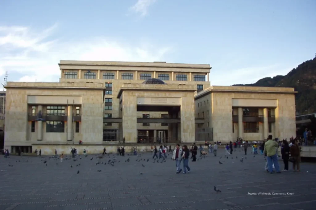 Decretos de emergencia económica de Petro: qué cambian, a quién afectan y por qué están en riesgo 2 Edificio del Palacio de Justicia en Bogotá, sede de las altas cortes de Colombia, con personas transitando la plaza.