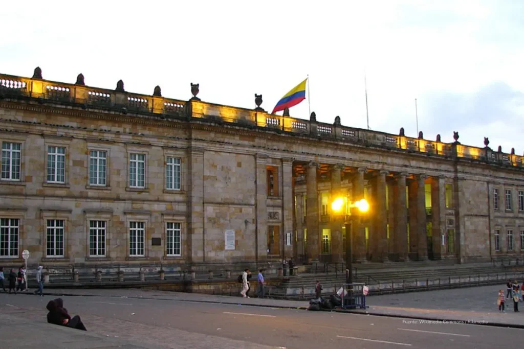 Decretos de emergencia económica de Petro: qué cambian, a quién afectan y por qué están en riesgo 3 Fachada del Congreso de la República de Colombia en la Plaza de Bolívar durante el atardecer.